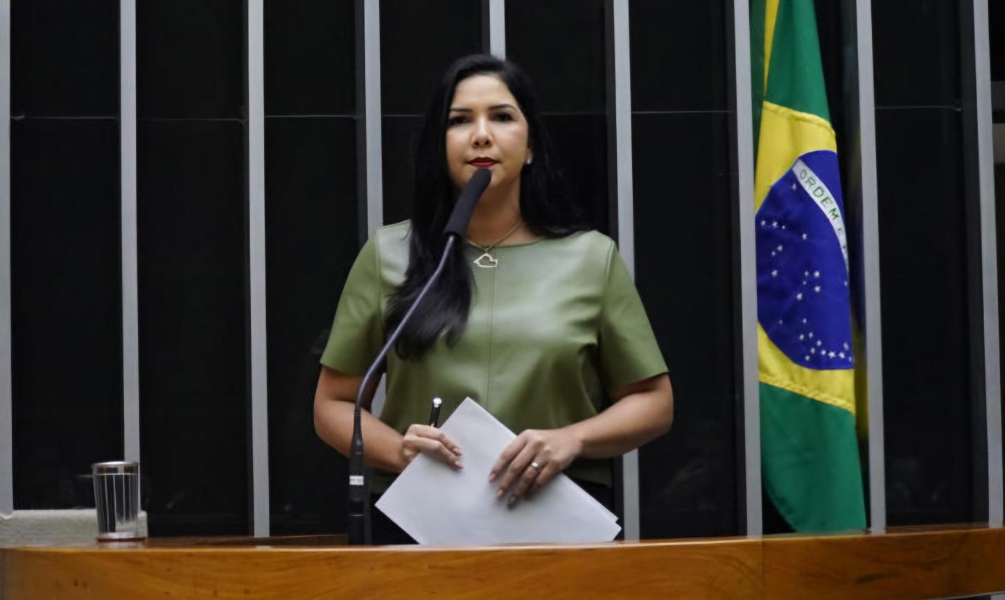 Deputada Federal Cristiane Lopes assina pedido de impeachment contra o Presidente Lula