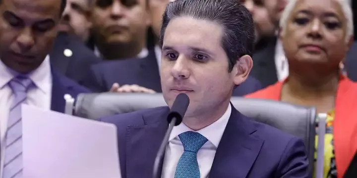 Hugo Motta defende democracia em primeiro discurso após vitória na Câmara dos Deputados