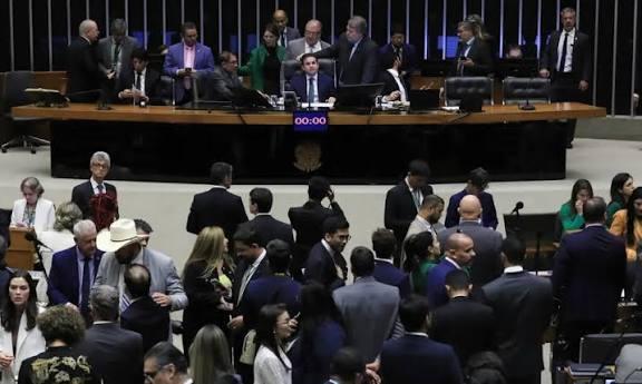 PEC das Prerrogativas é aprovada em primeiro turno na Câmara com 353 votos favoráveis