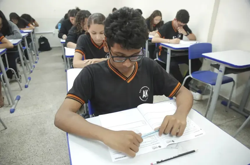 Mais de 100 mil estudantes paraenses participam das provas do Saeb 2025