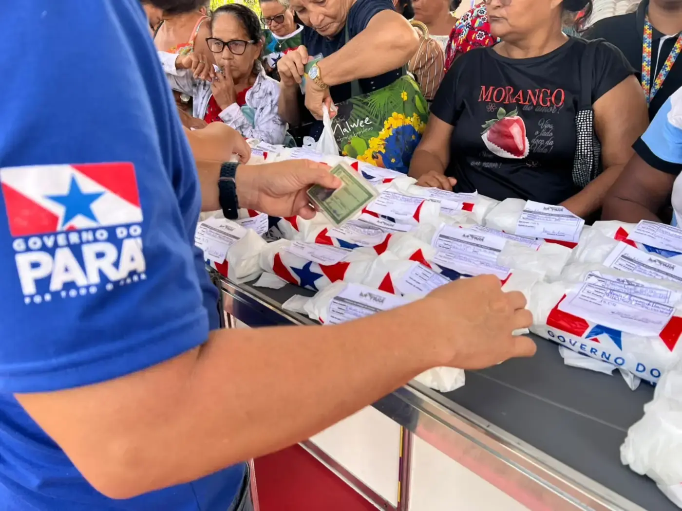 Programa 'Por Todas Elas' entrega 1.195 óculos a moradores de Marituba