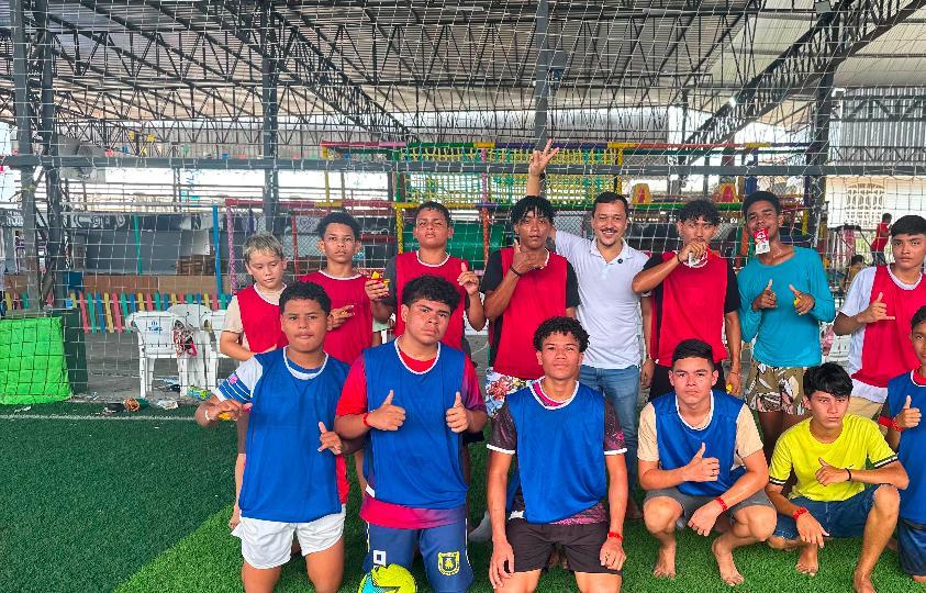 Crianças e adolescentes durante atividade esportiva