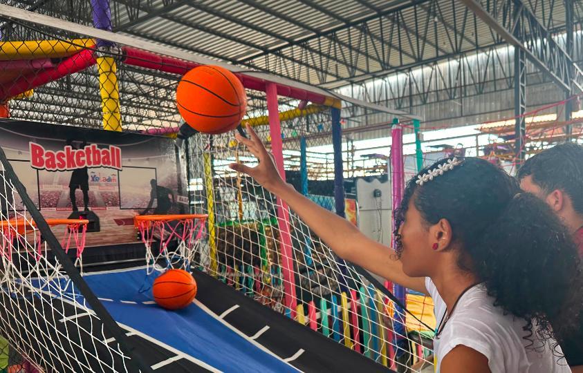 Gincanas e brincadeiras estimulam o trabalho em equipe e a inclusão dos participantes