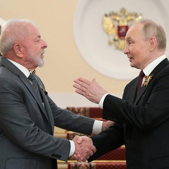Lula e Putin discutem parceria estratégica e equilíbrio comercial em conversa de uma hora