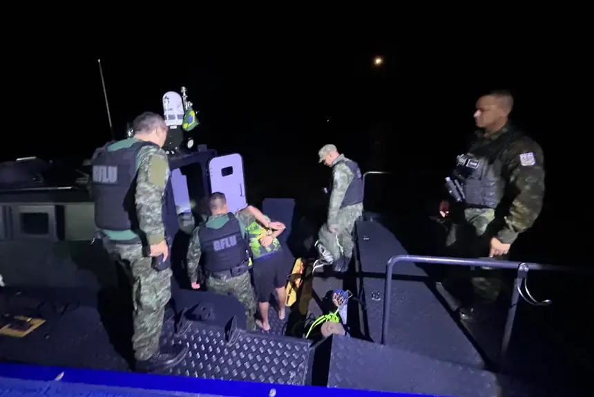 Base Fluvial Candiru intercepta embarcação e apreende 112 quilos de drogas em rota entre Manaus e Santarém