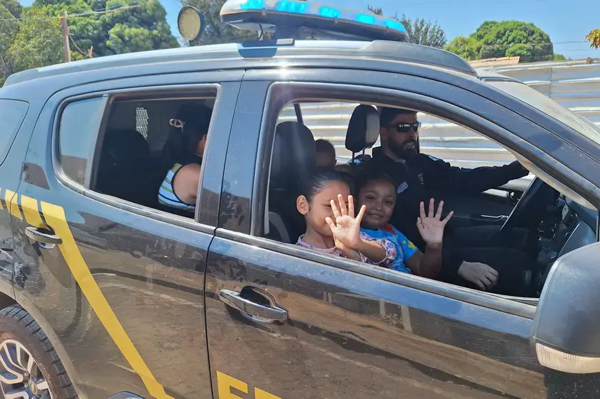 Com passeio em viaturas da PF e teatro, crianças em tratamento no HRBA celebram tarde de alegria