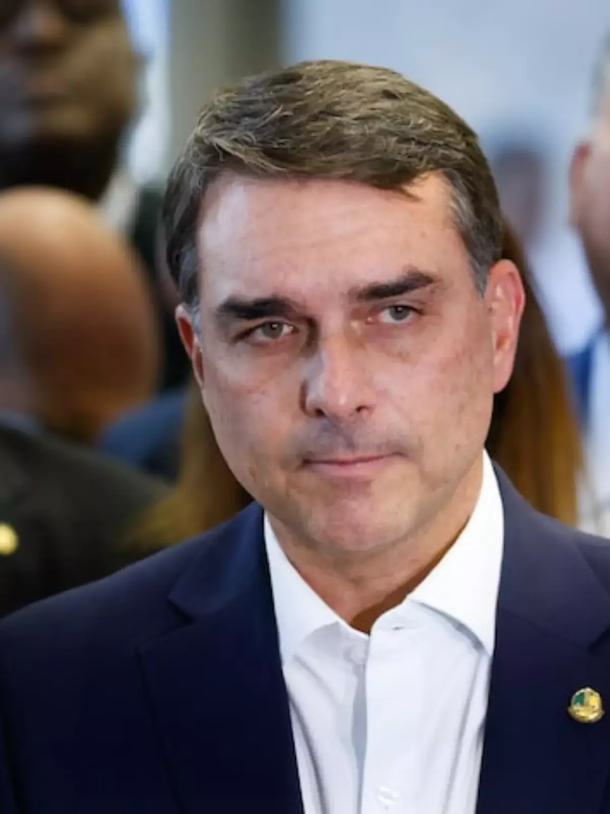 Flávio Bolsonaro descumpre ordem do STF e não entrega passaporte à Polícia Federal no prazo determinado