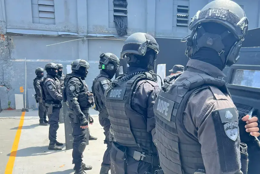 Policiais Militares em treinamento
