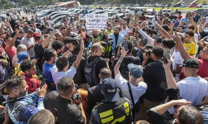 Motoristas protestam contra regulamentação do serviço por aplicativo
