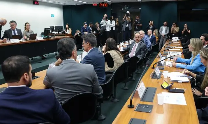  Pedido de vista adia votação da PEC do fim da escala 6X1