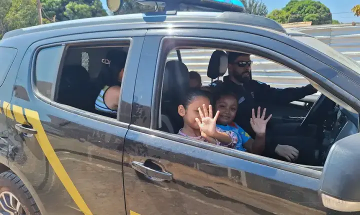 Com passeio em viaturas da PF e teatro, crianças em tratamento no HRBA celebram tarde de alegria