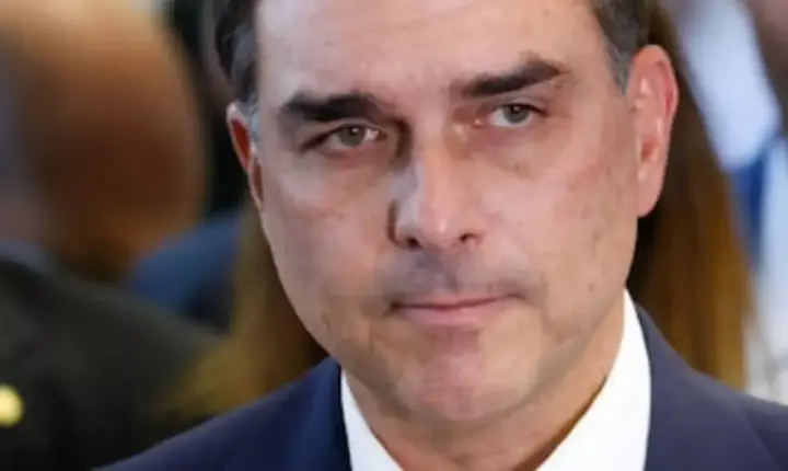 Flávio Bolsonaro descumpre ordem do STF e não entrega passaporte à Polícia Federal no prazo determinado